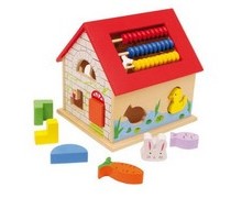 Casetta in legno con vari giochi educativi